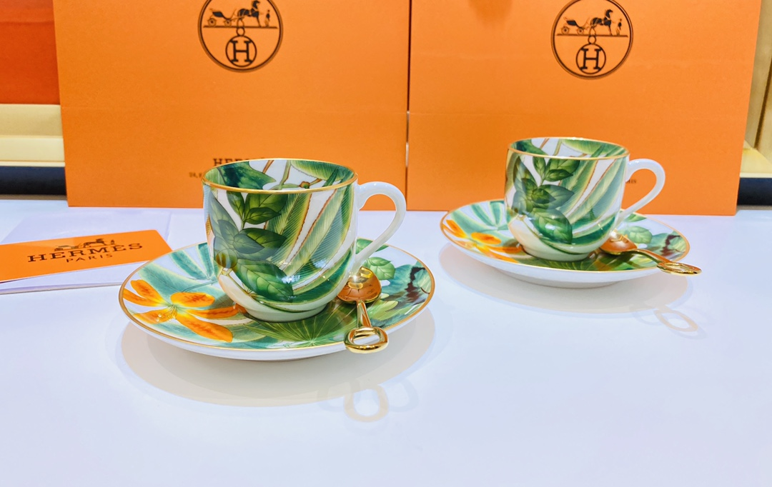 Hethtrmès hand-painted gold-decorated 2 cups and 2 butterflies