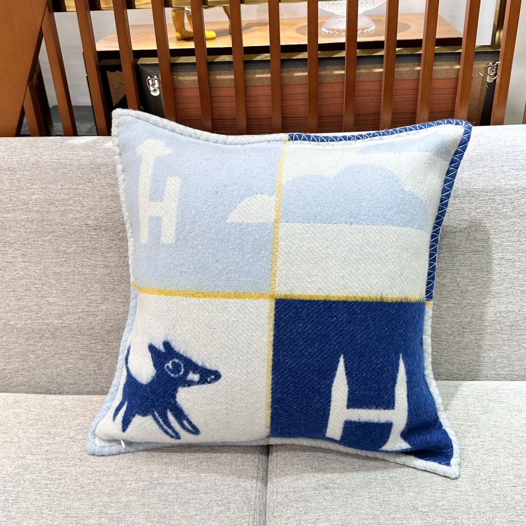 Herthtmès Throw Pillow ➿