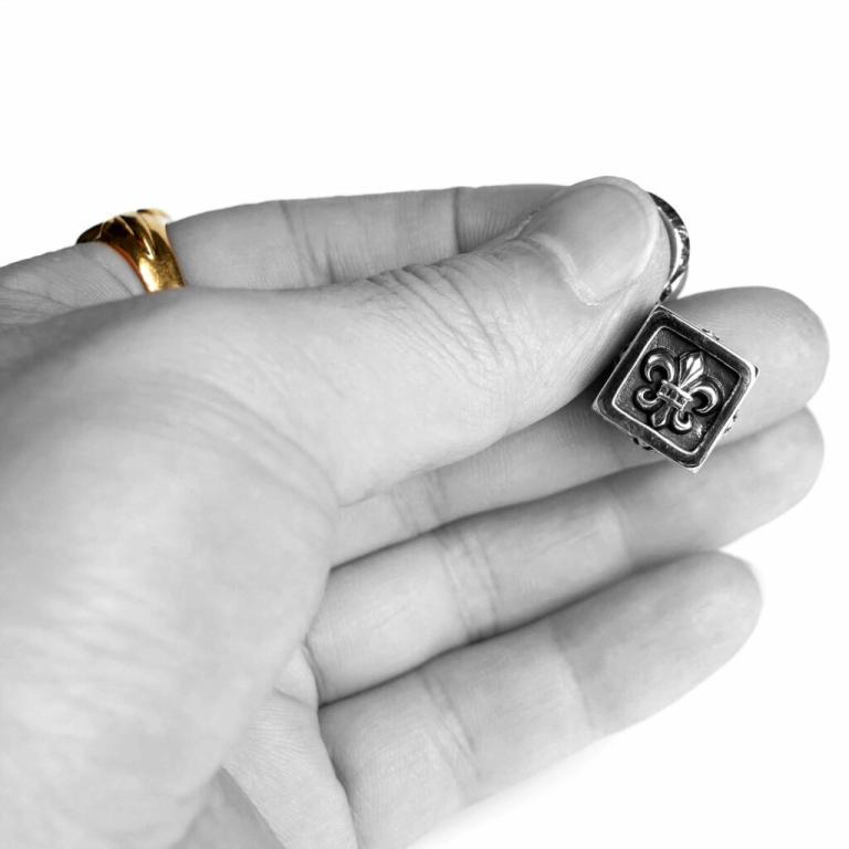 FLEUR CUBE PENDANT