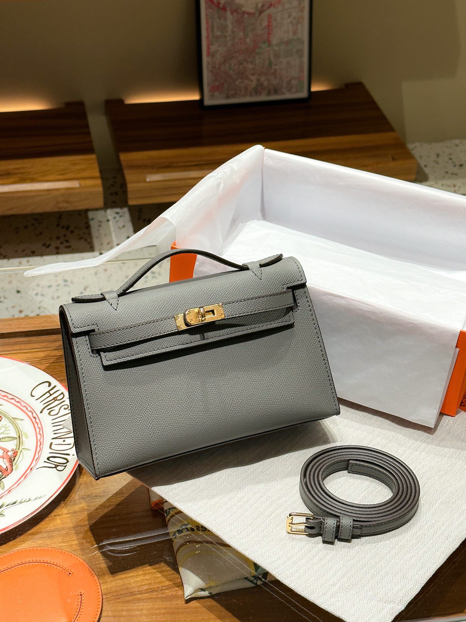 Herthtmes  Epsom Kelly Pochette Clutch
