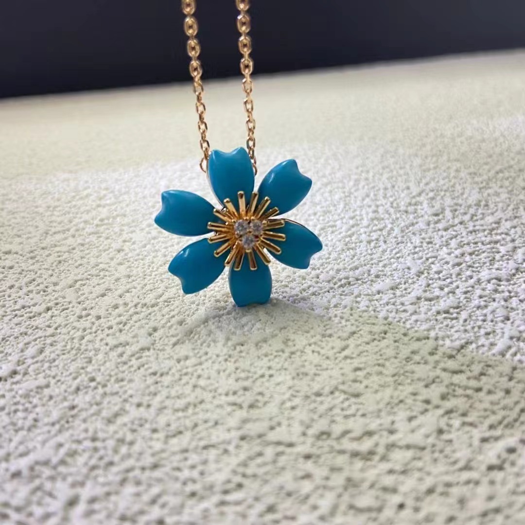 Rose de Noel pendant
