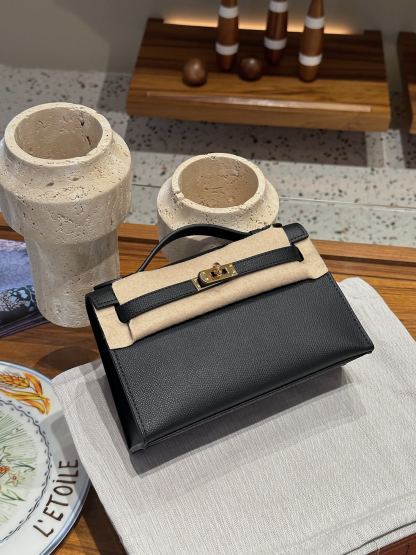 Herthtmes  Epsom Kelly Pochette Clutch