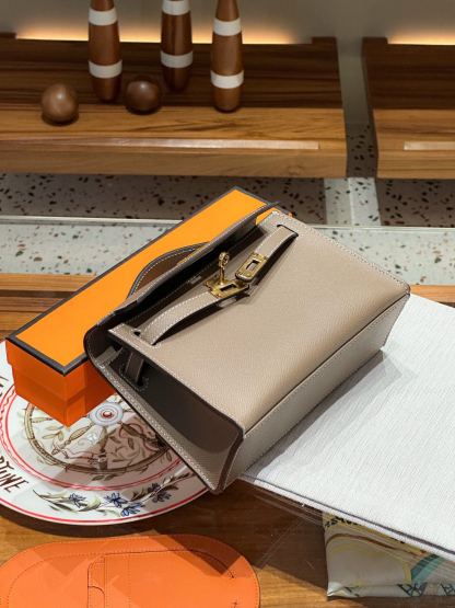 Herthtmes  Epsom Kelly Pochette Clutch