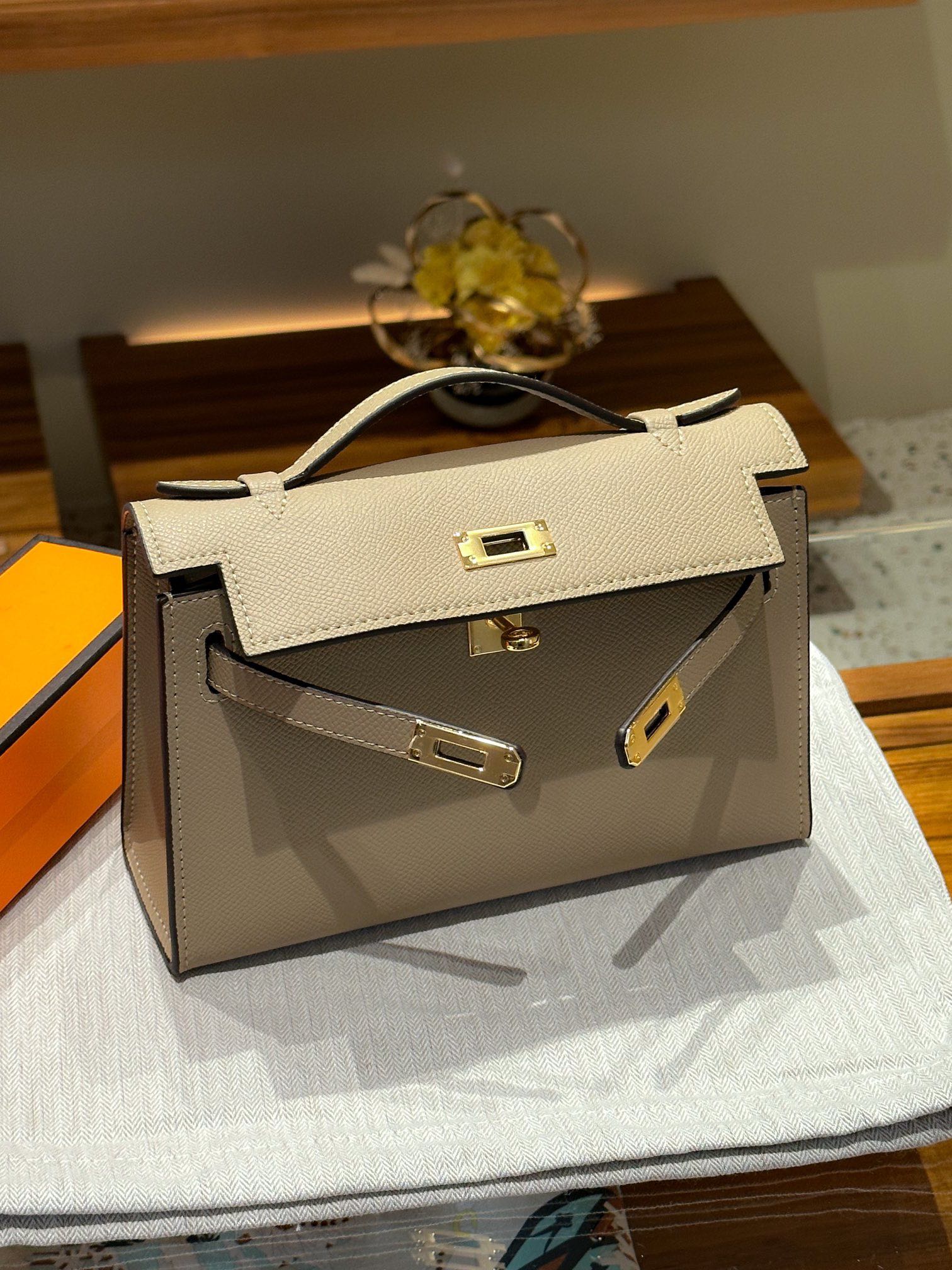 Herthtmes  Epsom Kelly Pochette Clutch