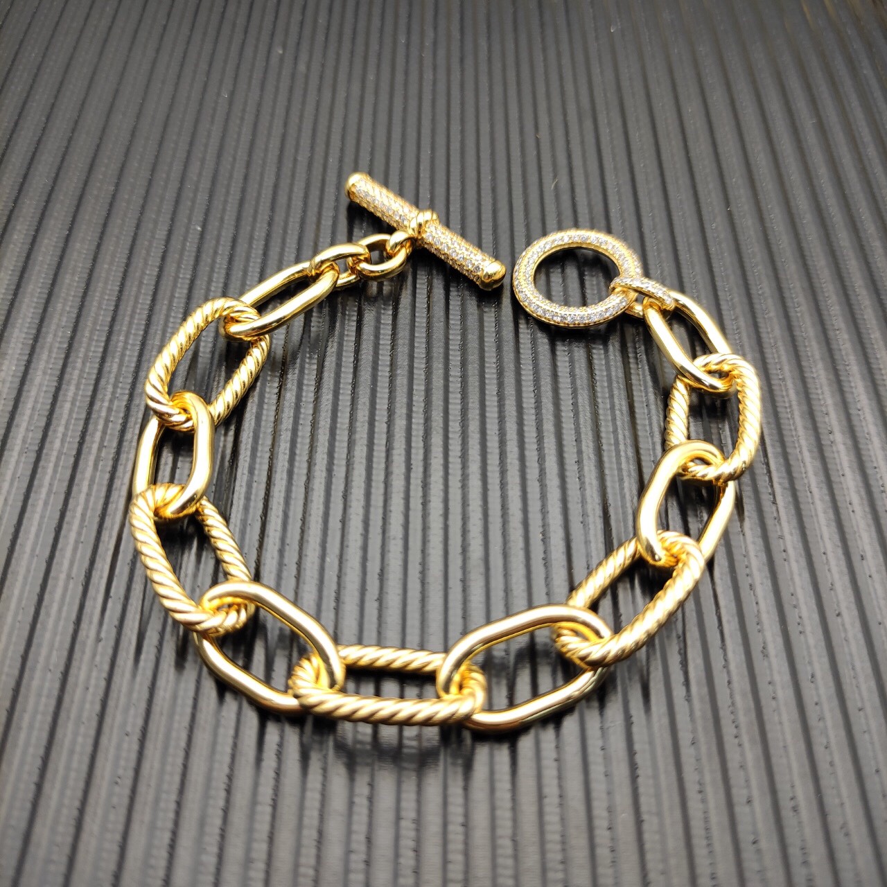 Dathtvid Yurthtman  DY Madison Pavé Toggle Chain Bracelet in 18K Yellow Gold