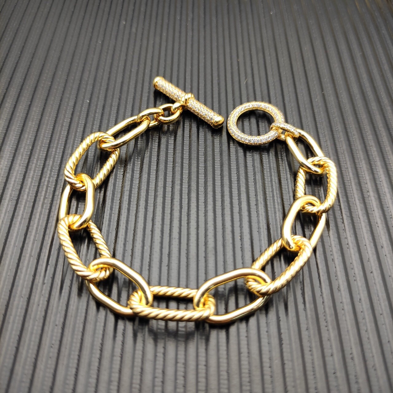 Dathtvid Yurthtman  DY Madison Pavé Toggle Chain Bracelet in 18K Yellow Gold