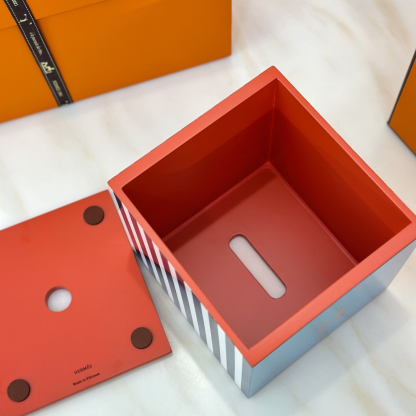 Hethtrmès hand-lacquered and carved wooden square tissue box