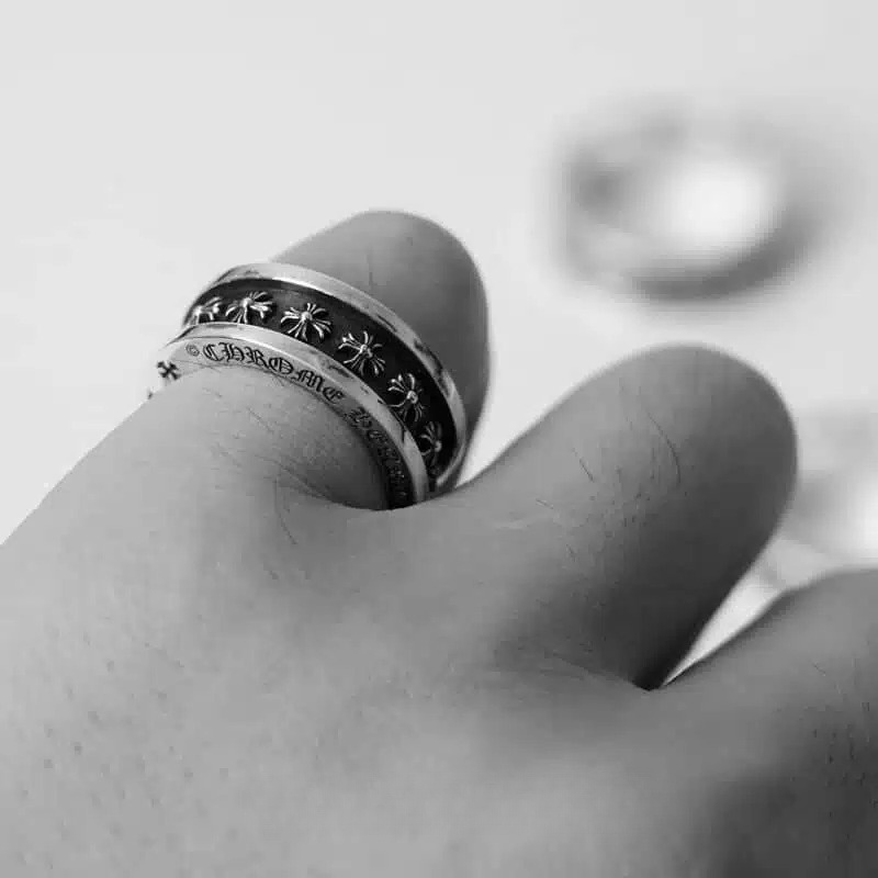 TINY CH PLUS SPINNER RING