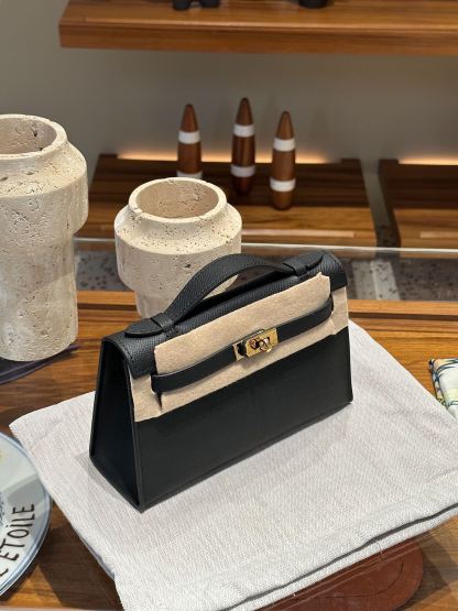 Herthtmes  Epsom Kelly Pochette Clutch