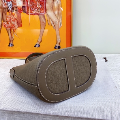 Herthtmes  Taurillon Clemence Swift In-The-Loop 18/22 Bag Etoupe