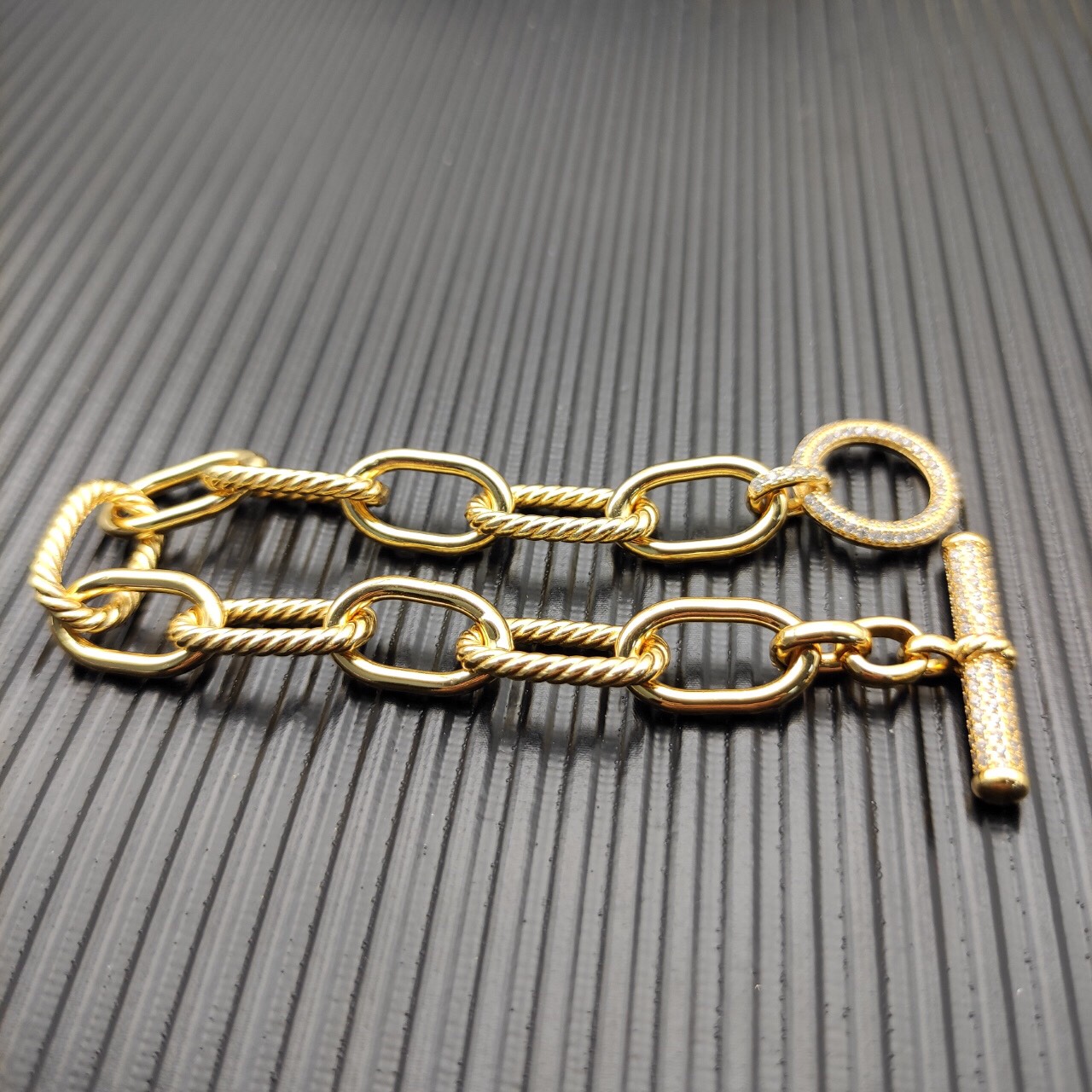 Dathtvid Yurthtman  DY Madison Pavé Toggle Chain Bracelet in 18K Yellow Gold