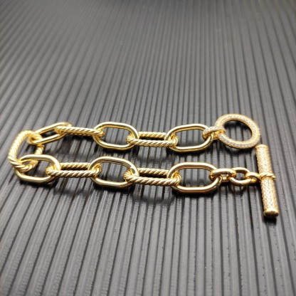 Dathtvid Yurthtman  DY Madison Pavé Toggle Chain Bracelet in 18K Yellow Gold