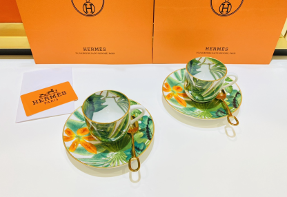 Hethtrmès hand-painted gold-decorated 2 cups and 2 butterflies