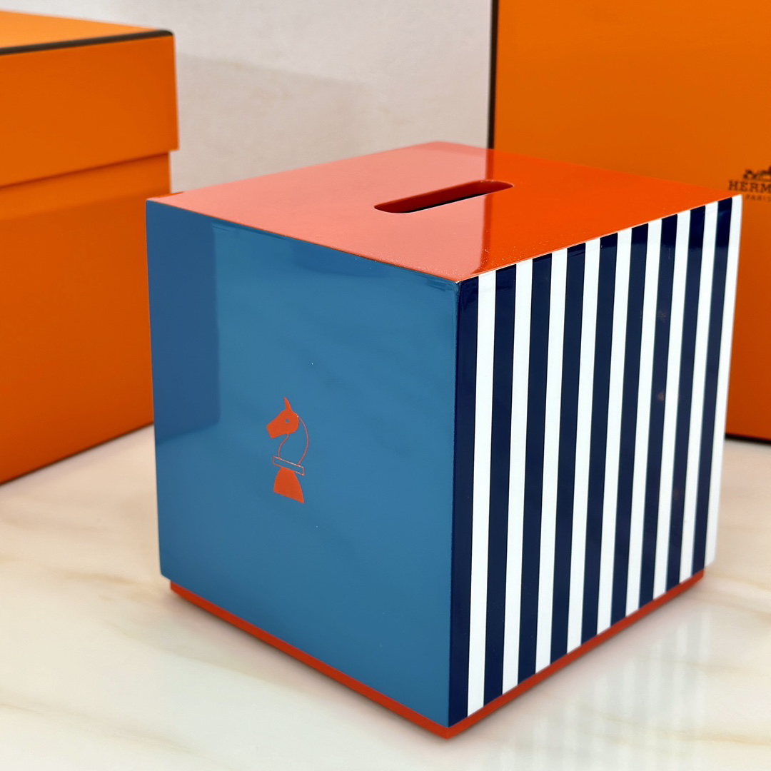 Hethtrmès hand-lacquered and carved wooden square tissue box