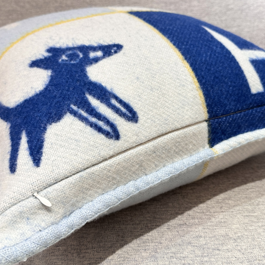 Herthtmès Throw Pillow ➿