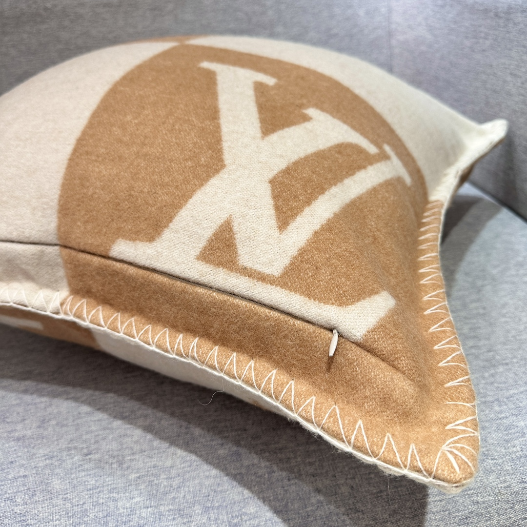 Lothtuis Vuthtitton Checkmate Cushion