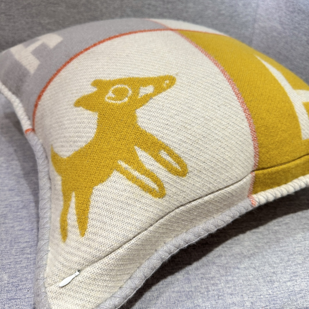 Herthtmès Throw Pillow ➿