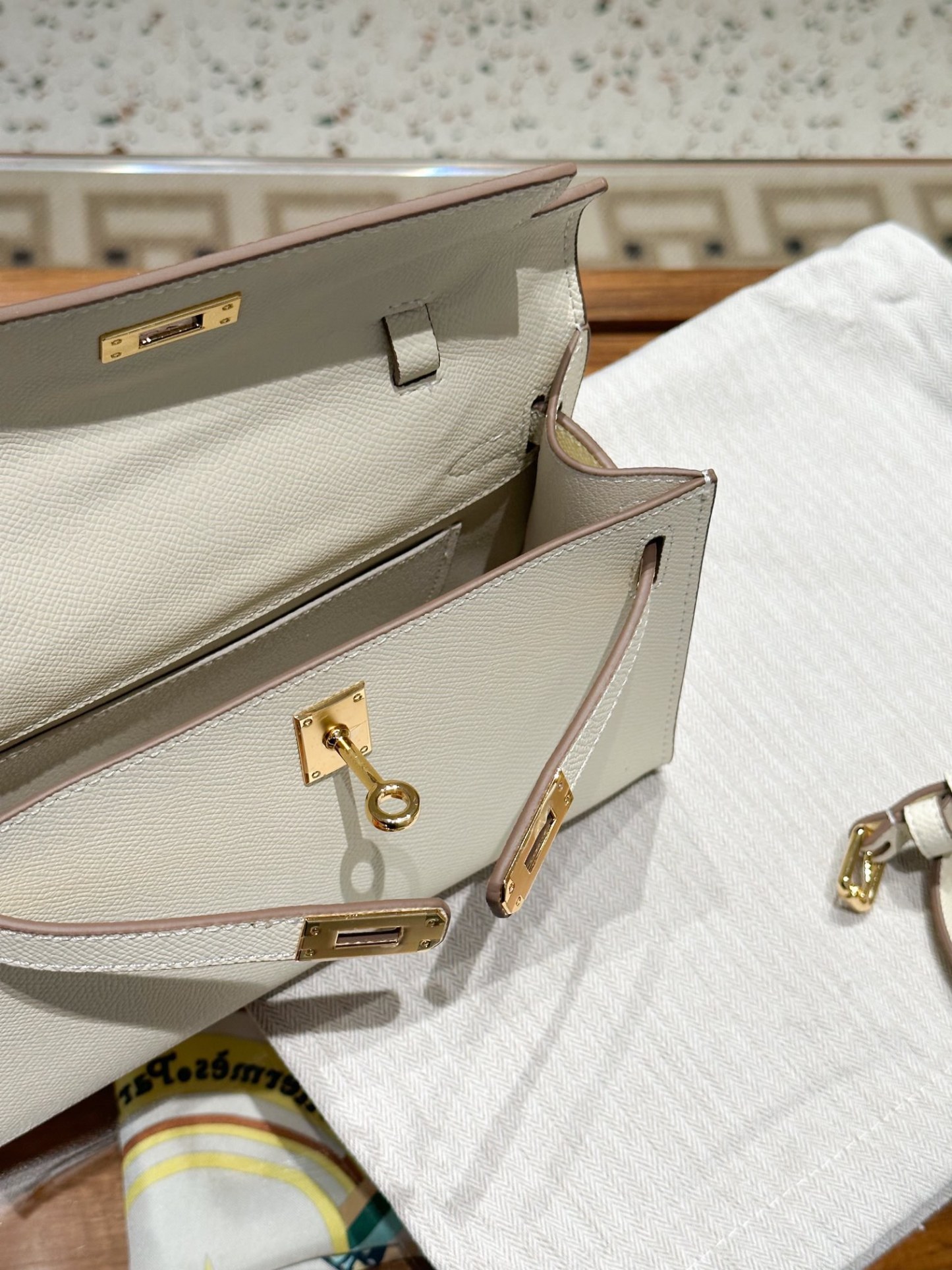 Herthtmes  Epsom Kelly Pochette Clutch