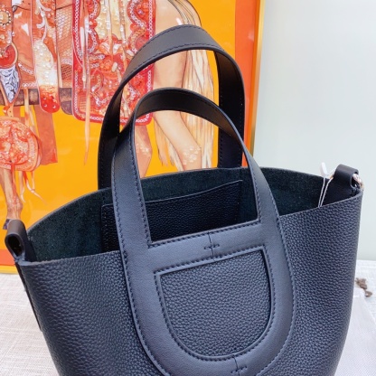 Herthtmes  Taurillon Clemence Swift In-The-Loop 18/22 Bag Etoupe