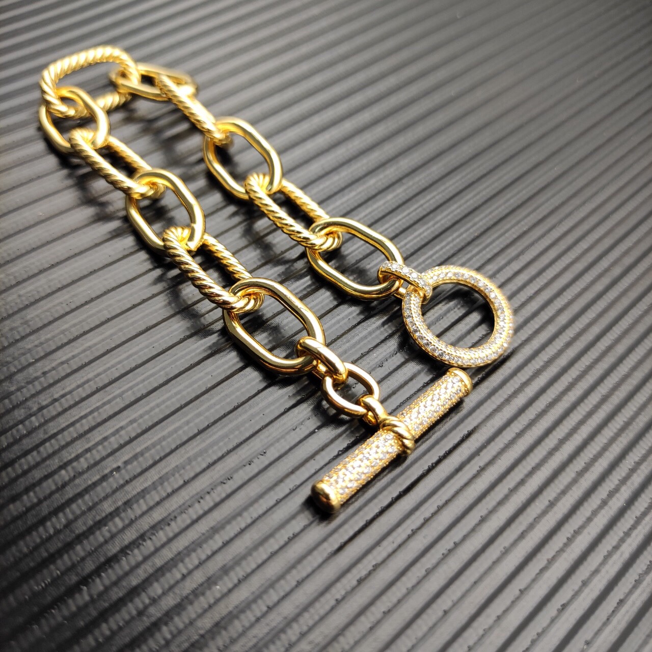Dathtvid Yurthtman  DY Madison Pavé Toggle Chain Bracelet in 18K Yellow Gold