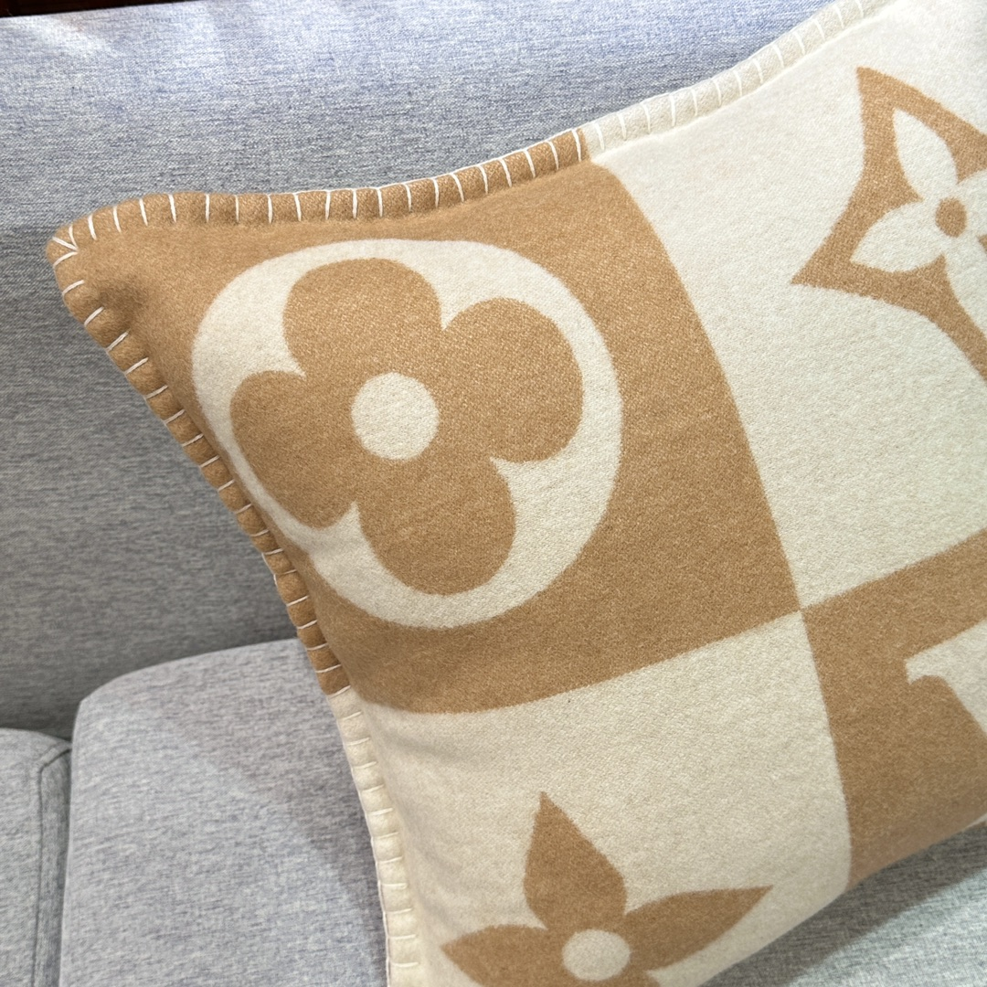 Lothtuis Vuthtitton Checkmate Cushion