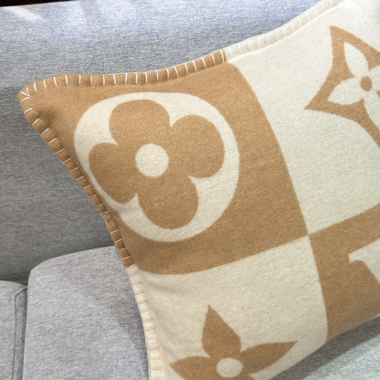 Lothtuis Vuthtitton Checkmate Cushion