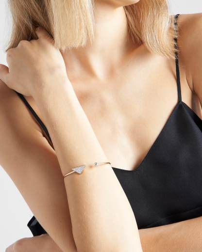 Eternal Gold bangle bracelet in yellow gold with diamonds