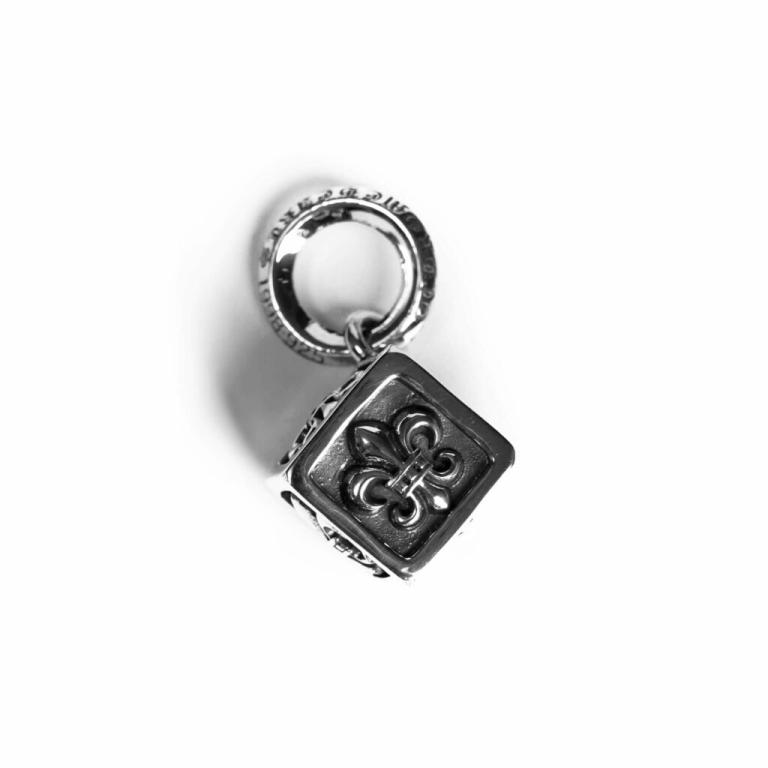 FLEUR CUBE PENDANT