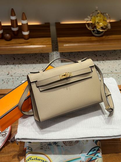 Herthtmes  Epsom Kelly Pochette Clutch