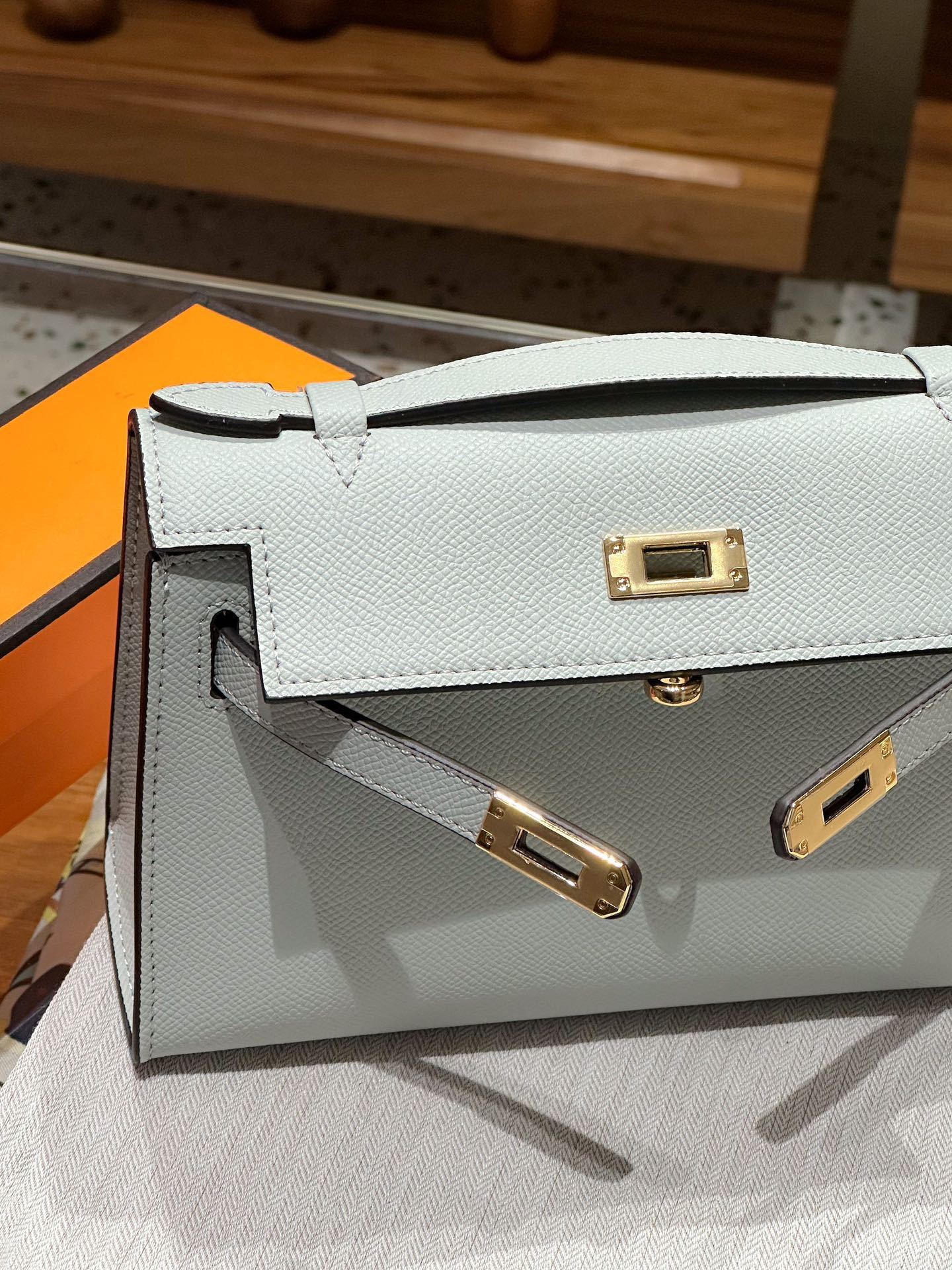 Herthtmes  Epsom Kelly Pochette Clutch