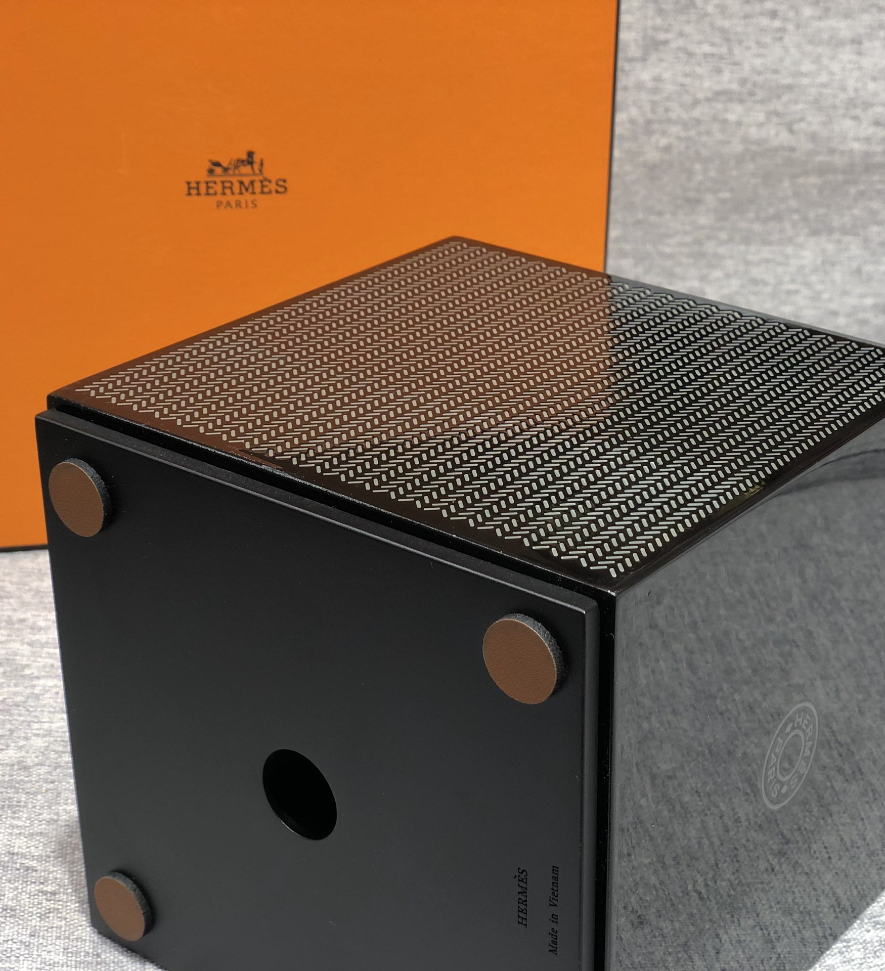 Hethtrmès hand-lacquered and carved wooden square tissue box