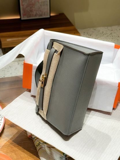 Herthtmes  Epsom Kelly Pochette Clutch