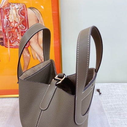 Herthtmes  Taurillon Clemence Swift In-The-Loop 18/22 Bag Etoupe