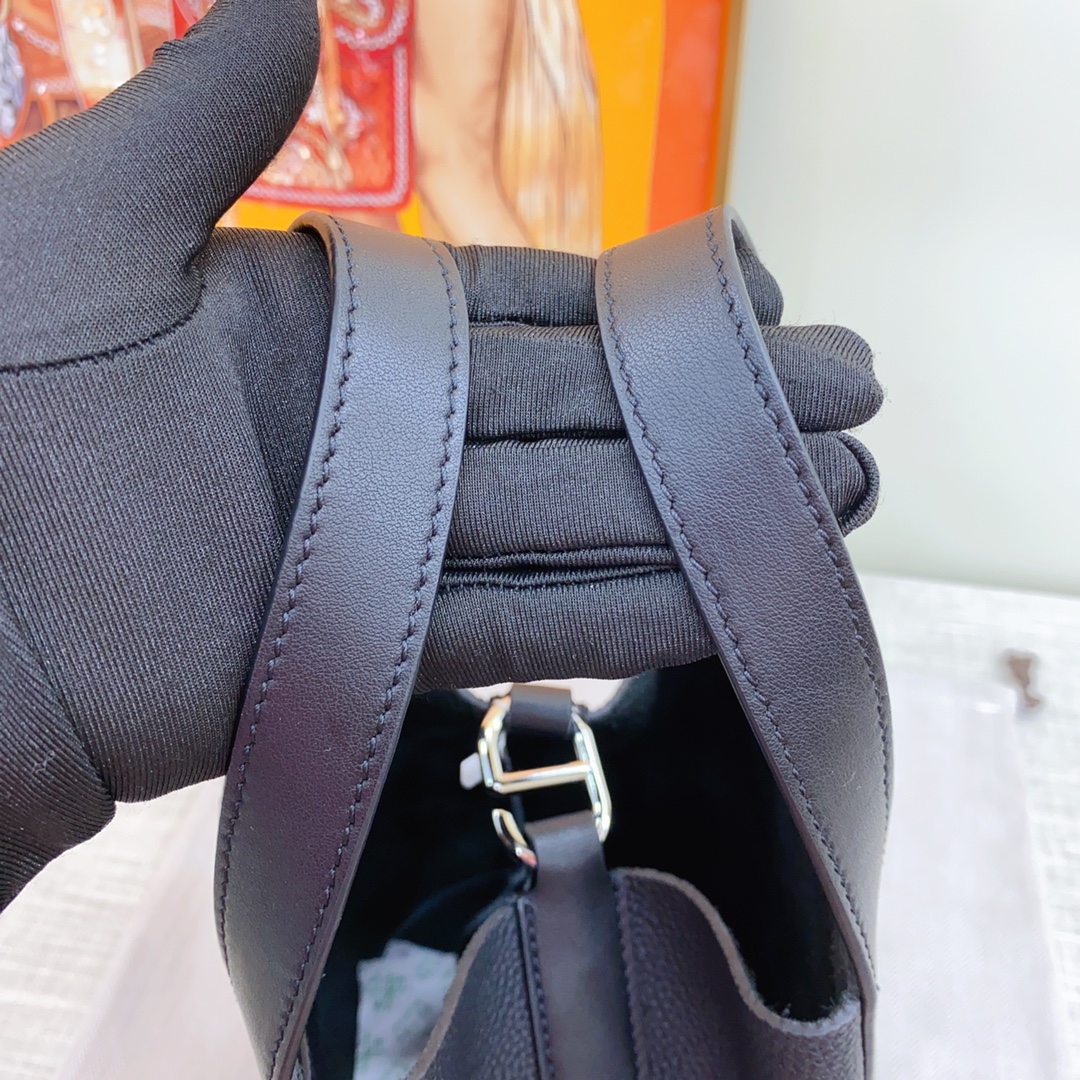 Herthtmes  Taurillon Clemence Swift In-The-Loop 18/22 Bag Etoupe