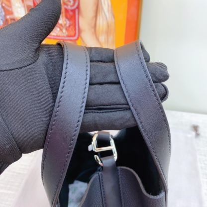 Herthtmes  Taurillon Clemence Swift In-The-Loop 18/22 Bag Etoupe