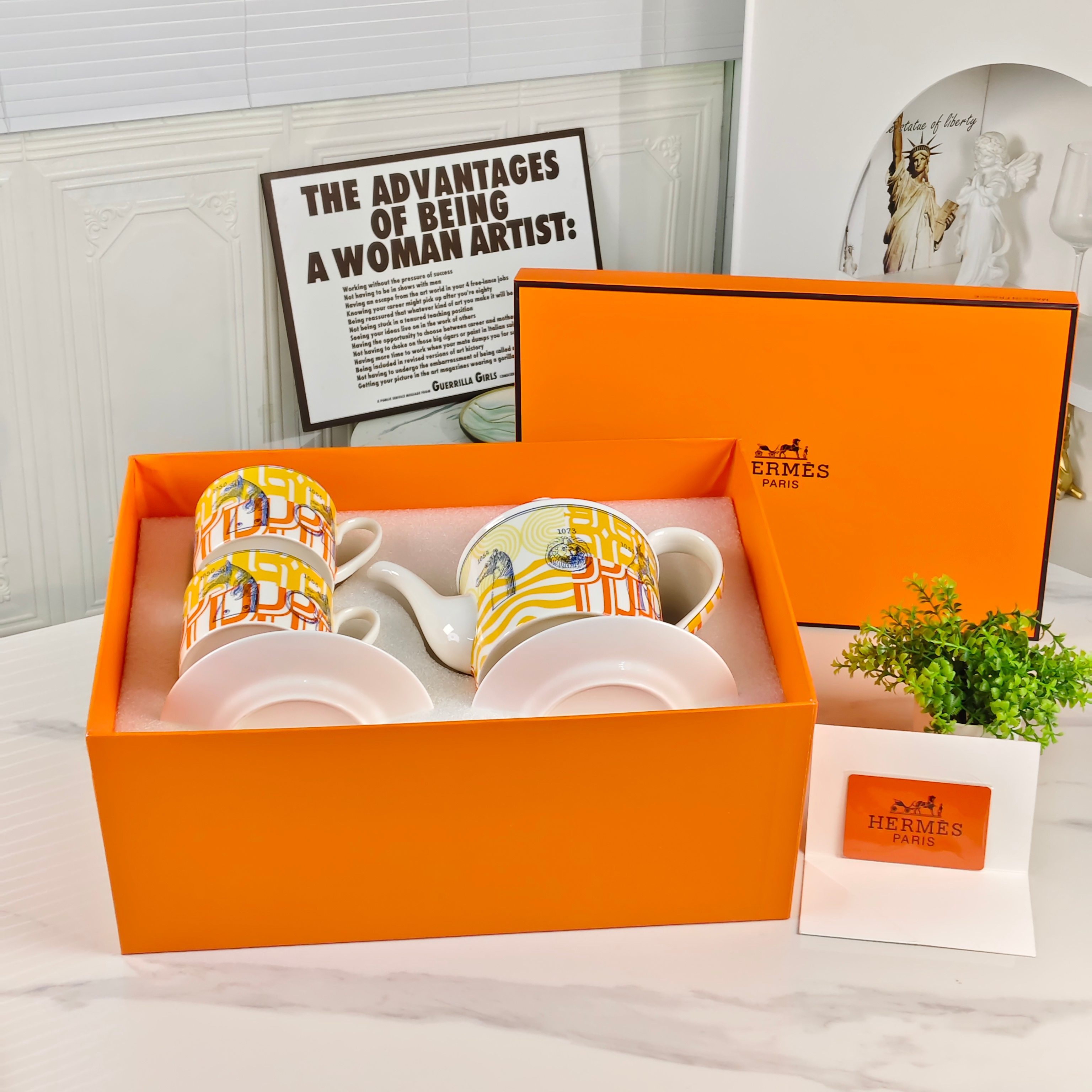 New Arrival 🔥 Hethtrmès Yellow Base Number Horse Teapot with Double Cups and Saucers