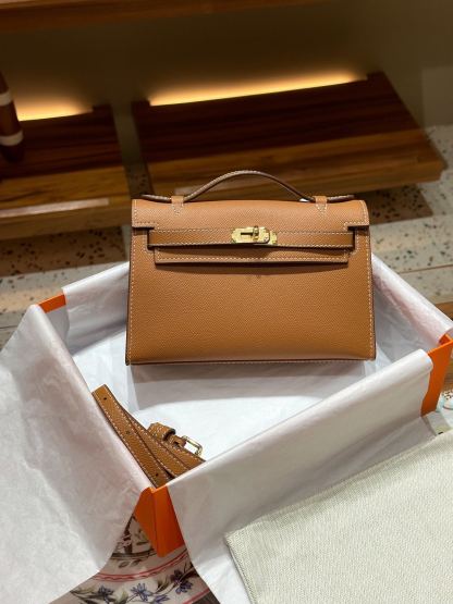 Herthtmes  Epsom Kelly Pochette Clutch