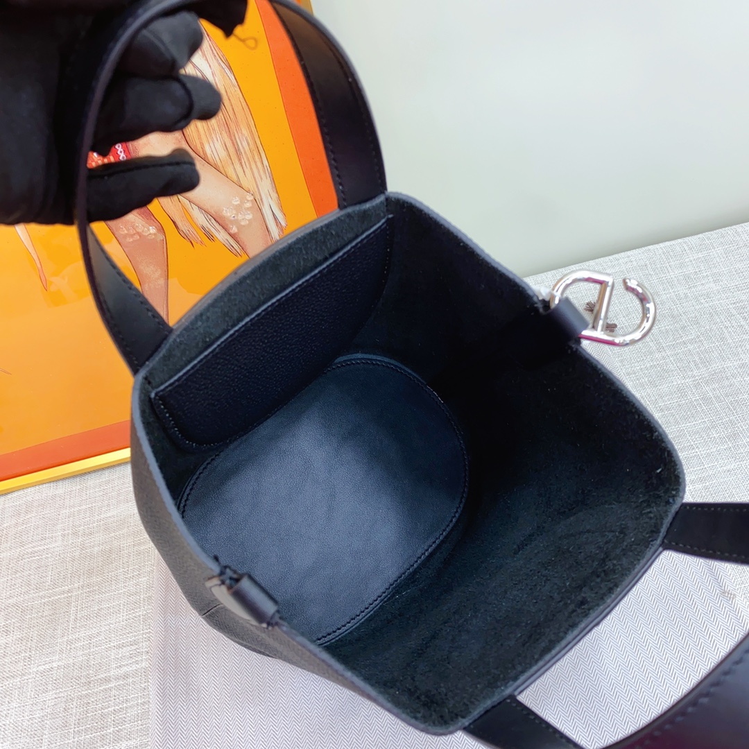 Herthtmes  Taurillon Clemence Swift In-The-Loop 18/22 Bag Etoupe