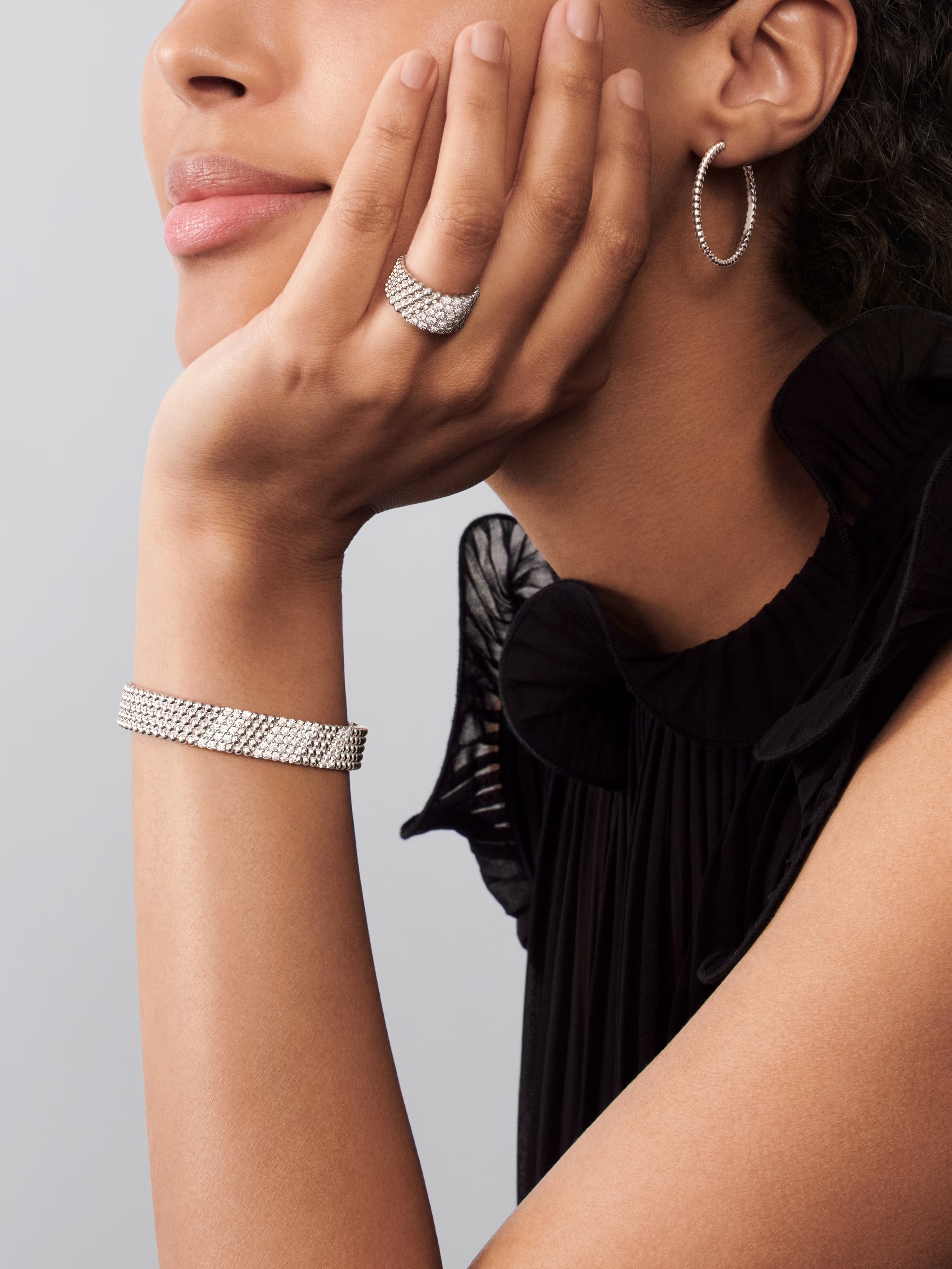 Perlée pearls of gold hoop earrings, small model