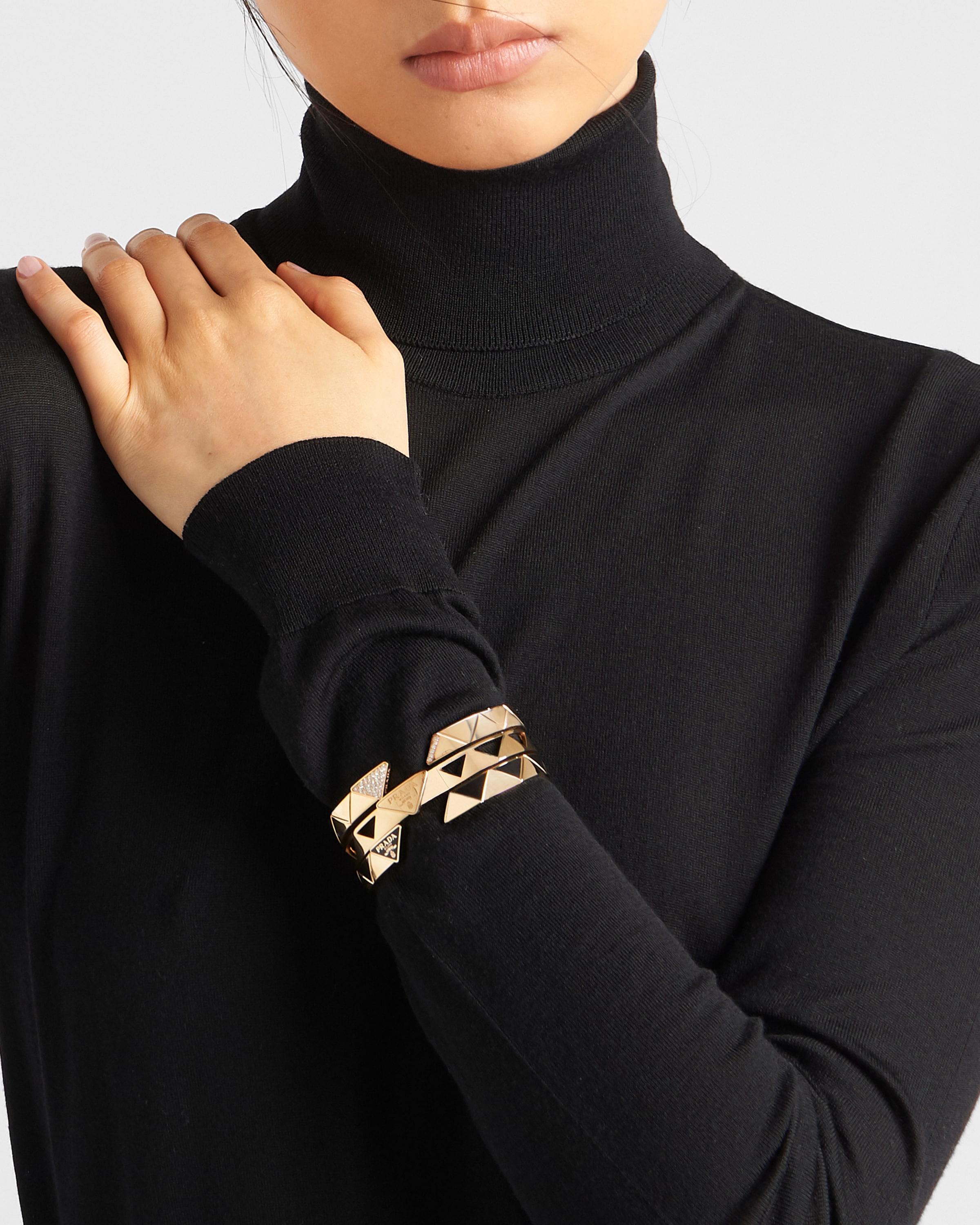 Eternal Gold bangle bracelet in yellow gold with ceramic elements