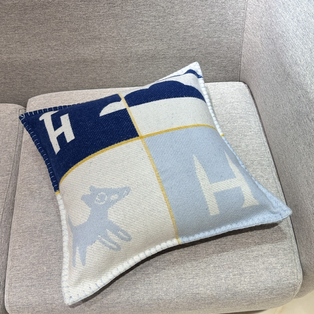 Herthtmès Throw Pillow ➿