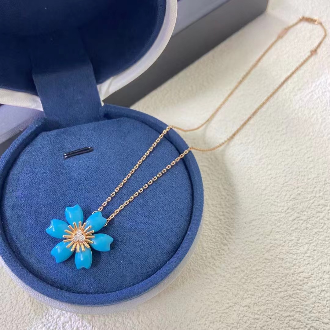 Rose de Noel pendant