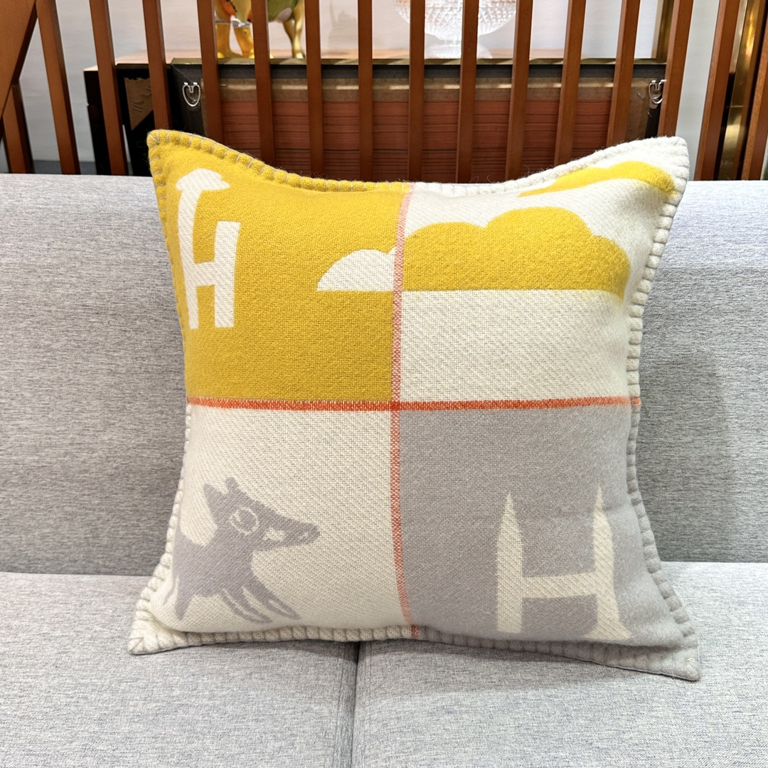Herthtmès Throw Pillow ➿
