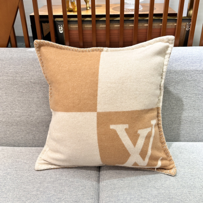 Lothtuis Vuthtitton Checkmate Cushion