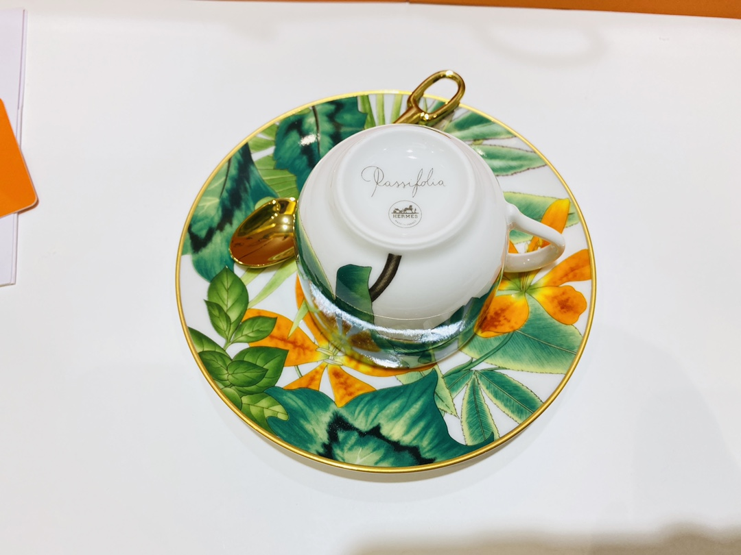 Hethtrmès hand-painted gold-decorated 2 cups and 2 butterflies