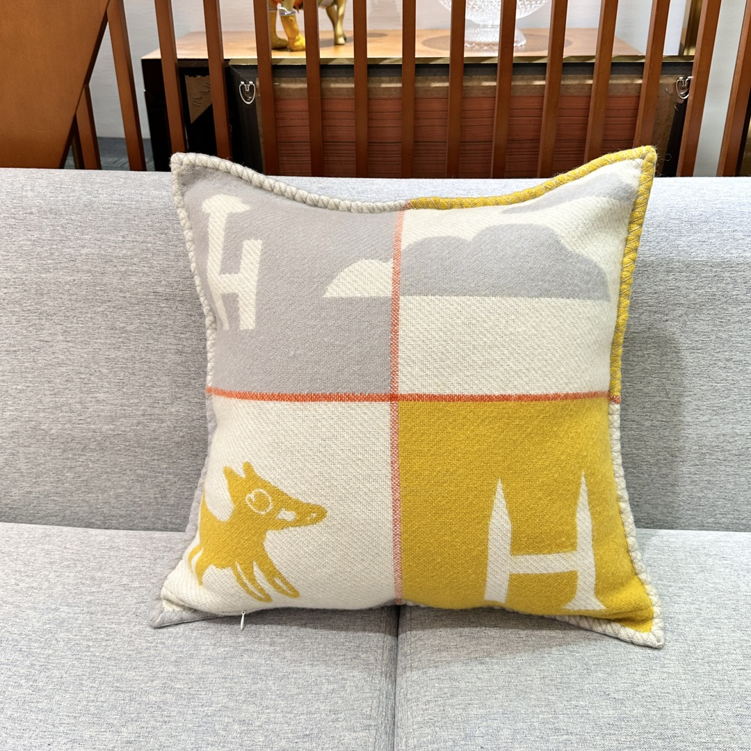 Herthtmès Throw Pillow ➿