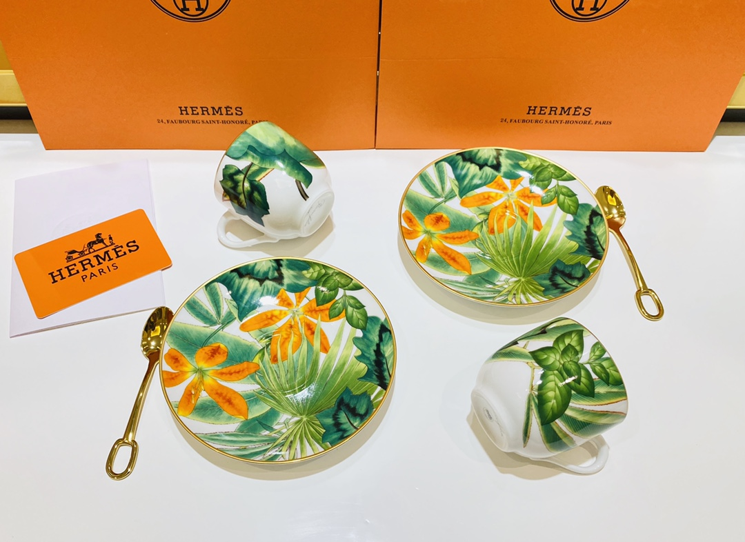 Hethtrmès hand-painted gold-decorated 2 cups and 2 butterflies