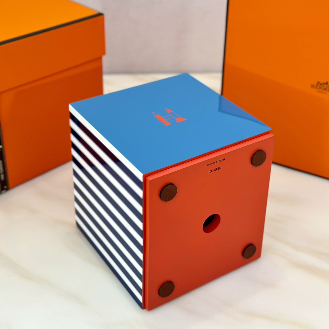 Hethtrmès hand-lacquered and carved wooden square tissue box