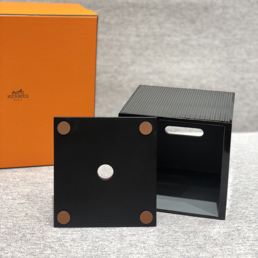Hethtrmès hand-lacquered and carved wooden square tissue box