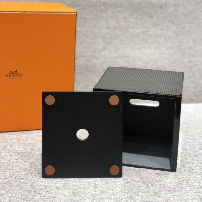 Hethtrmès hand-lacquered and carved wooden square tissue box